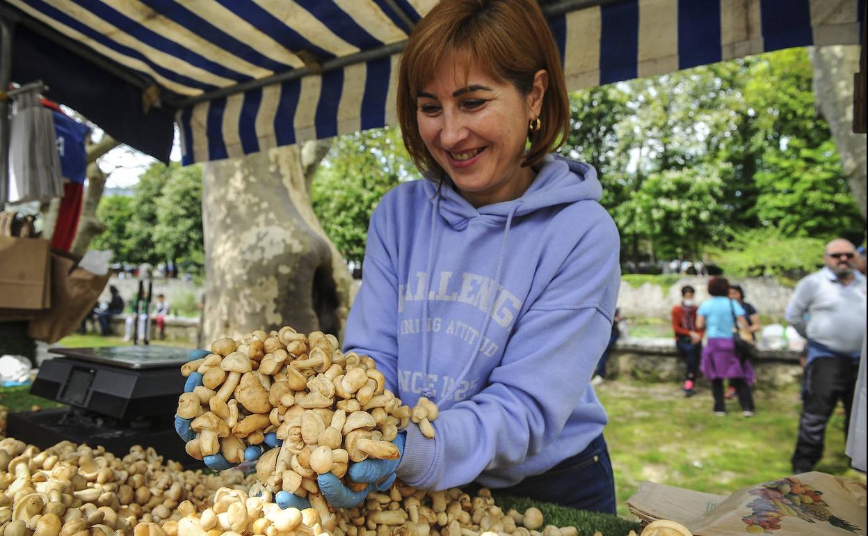 Sin mascarillas, codo con codo, miles de personas curioseaban entre los puestos con lo mejor del campo alavés. 