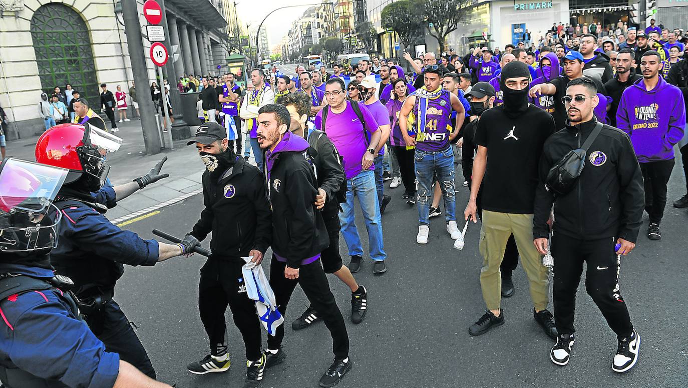 Agentes de la Ertzaintza controlan la marcha de hinchas israelíes tras el partido.