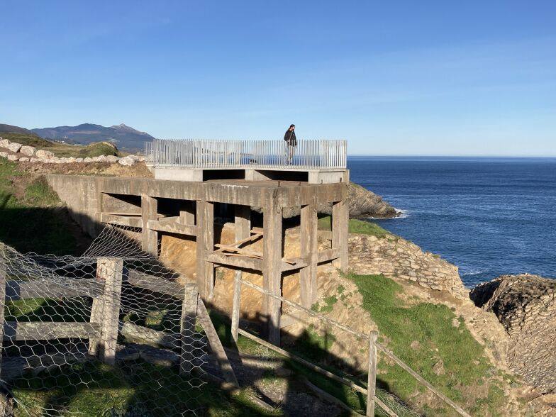 La Vía Verde de Itsaslur recorre el trazado del antiguo tren minero entre Pobeña y Ontón.