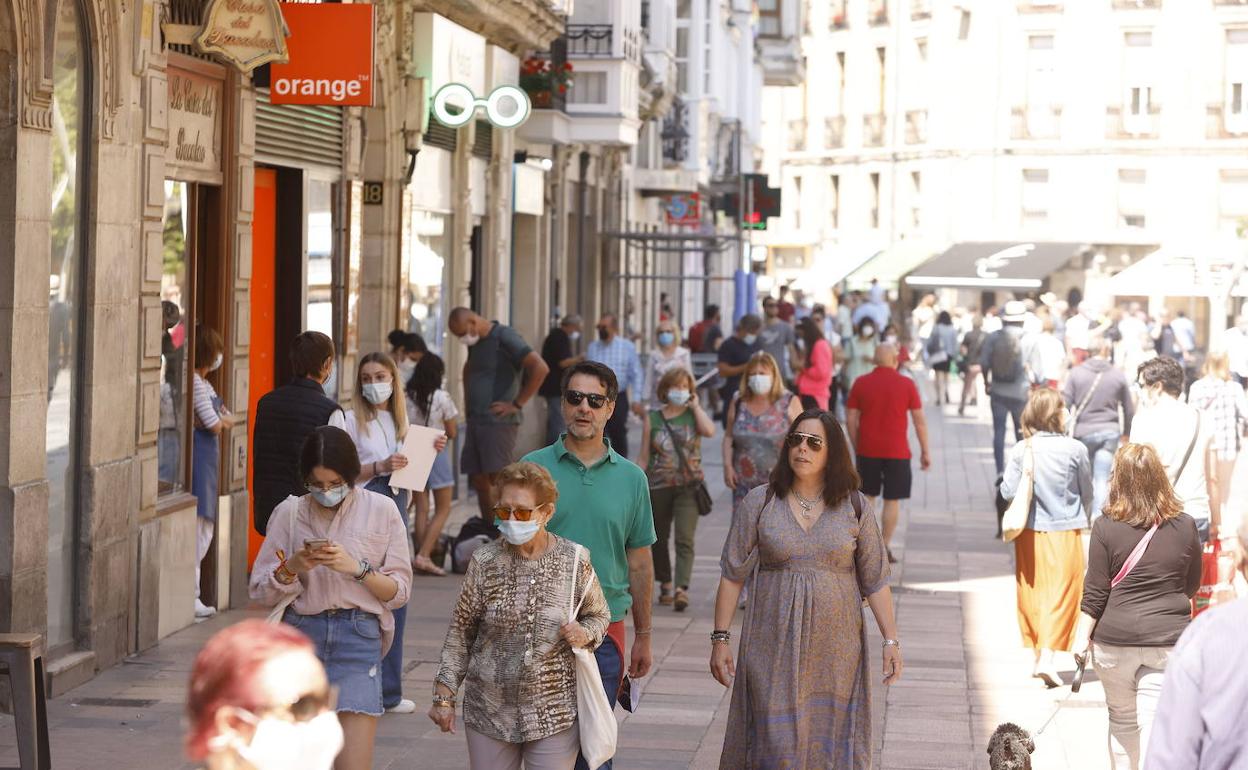 Viandantes ajenos a la información por el centro de Vitoria 