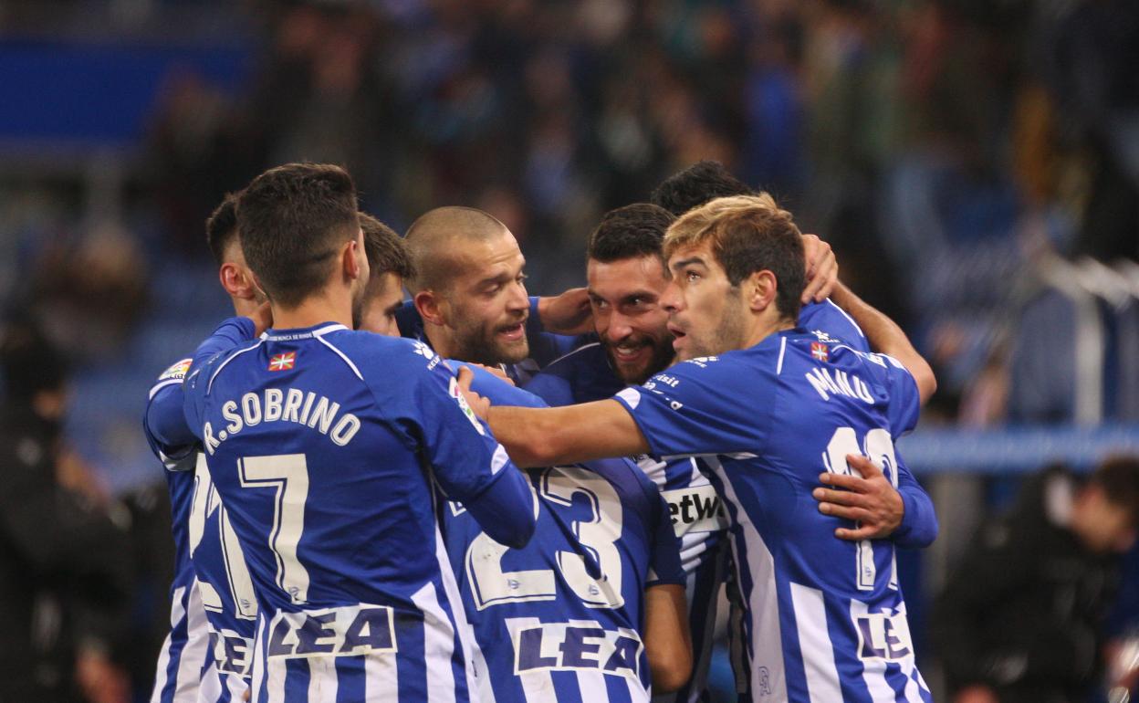 Sobrino, Martín, Laguardia, Jony, Borja Bastón y Manu García celebran el gol del delantero al Villarreal el 28 de octubre de 2018. 