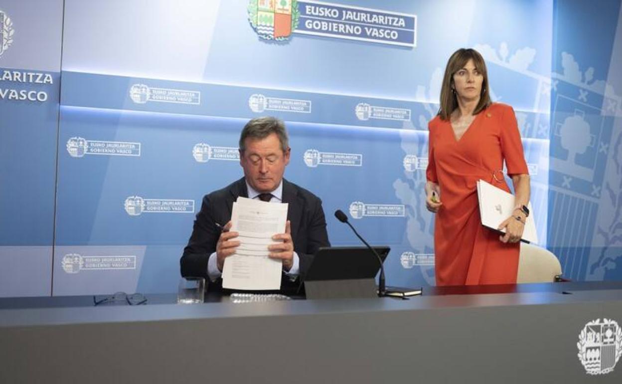 Bingen Zupiria e Idoia Mendia, en la rueda de prensa de ayer tras el Consejo de Gobierno.