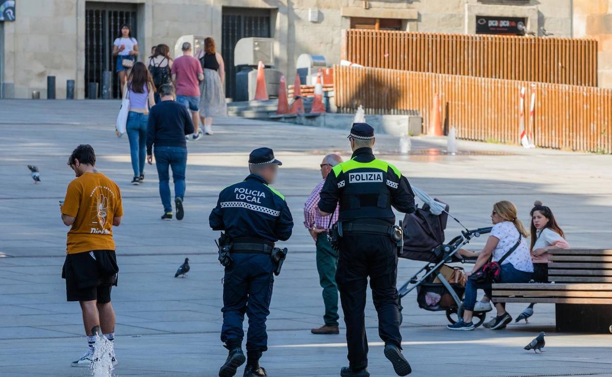 Agentes locales, ayer martes en la plaza de la Virgen Blanca. 