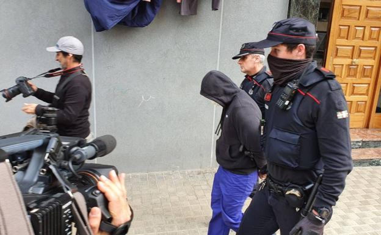 El acusado, tras el registro domiciliario a la vivienda de Irún en la que residía desde febrero. 