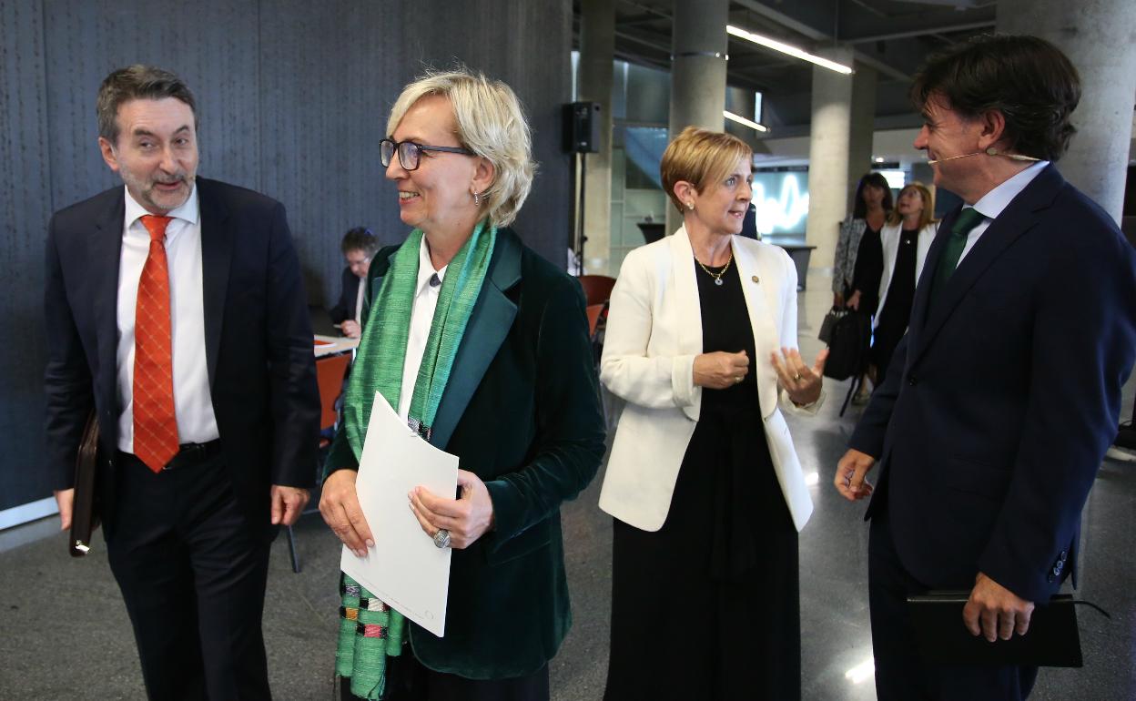 Los participantes de la mesa redonda de Cebek. 