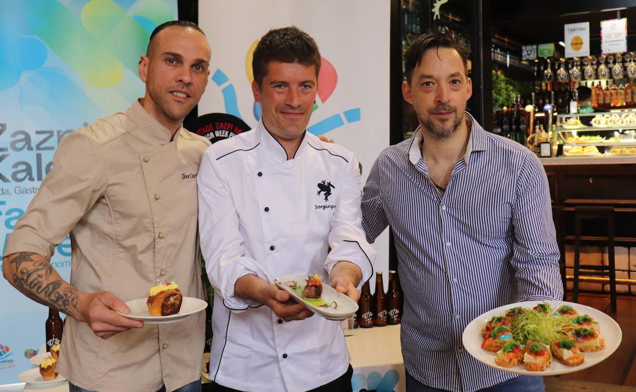 Los cocineros del Víctor Montes, Sorginzulo y Sarkue posan con los pintxos seleccionados. 