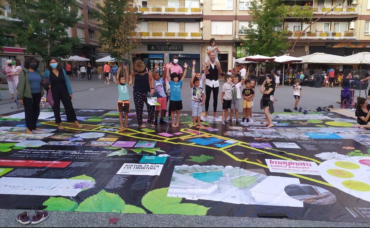 La lona gigante recogió ideas el año pasado en varias ubicaciones de Llodio. 