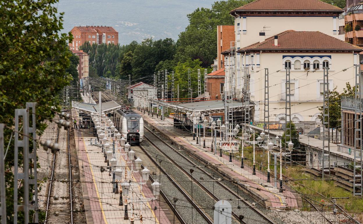 Las vías del tren a su paso por Vitoria. 