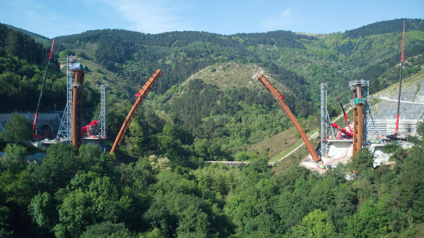 Fotos: Así ha sido el montaje del primer viaducto sobre el Bolintxu