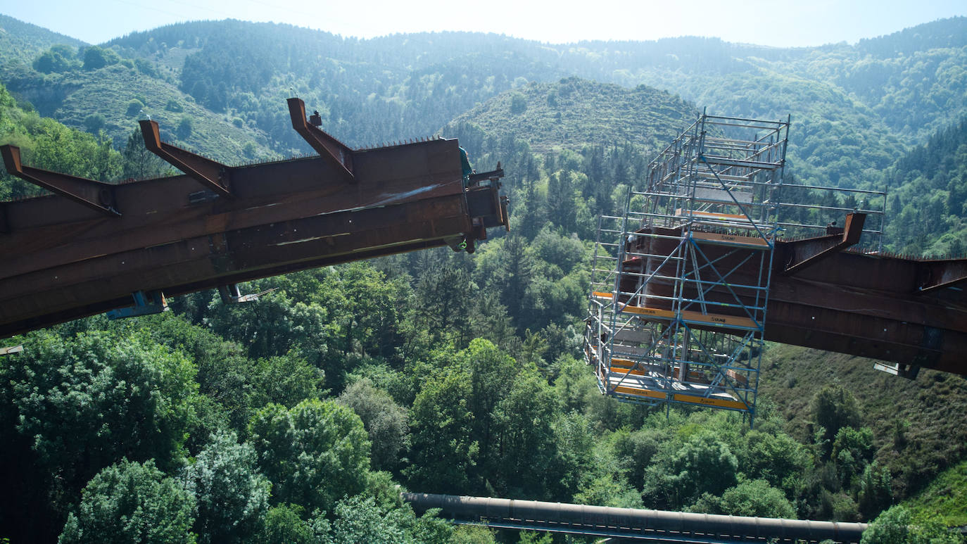 Fotos: Así ha sido el montaje del primer viaducto sobre el Bolintxu