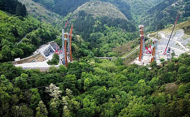 Galería. El montaje del primer puente, paso a paso. 