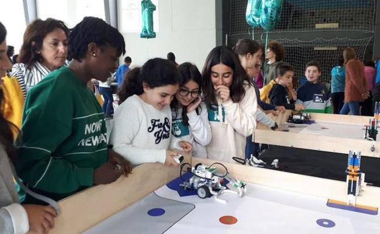 Alumnas de Markina participan en un taller de robótica en la primera edición de la jornada. 