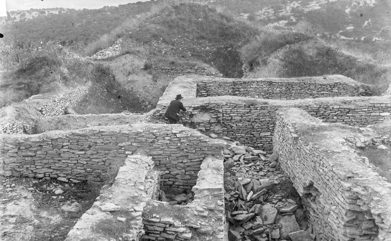 Con traje y sombrero. Excavación de Jaime de Verástegui, hacia 1900. 