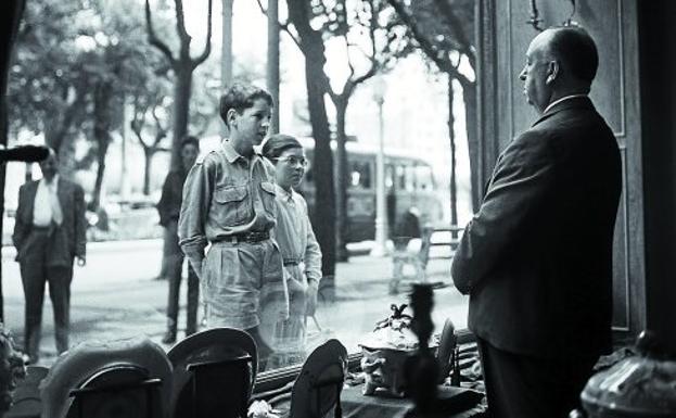 Alfred Hitchcock en una tienda de antiguedades donostiarra en 1958.