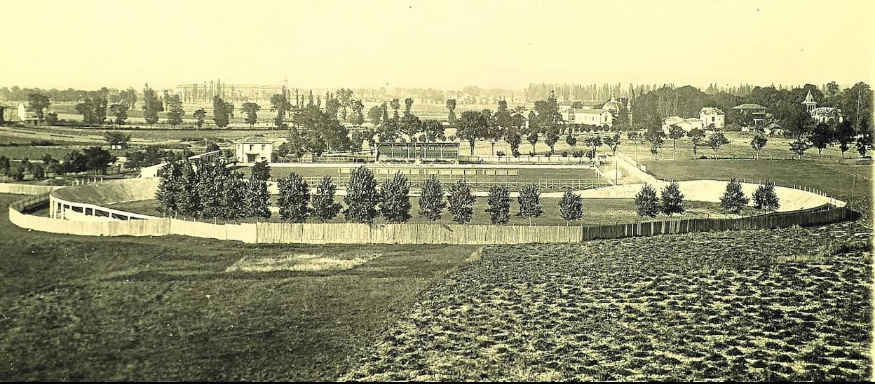 Vista panorámica de Mendizorroza, con la hilera de chopos cuya plantación solicitó el Alavés al Ayuntamiento de Vitoria en la década de los veinte del siglo pasado. 
