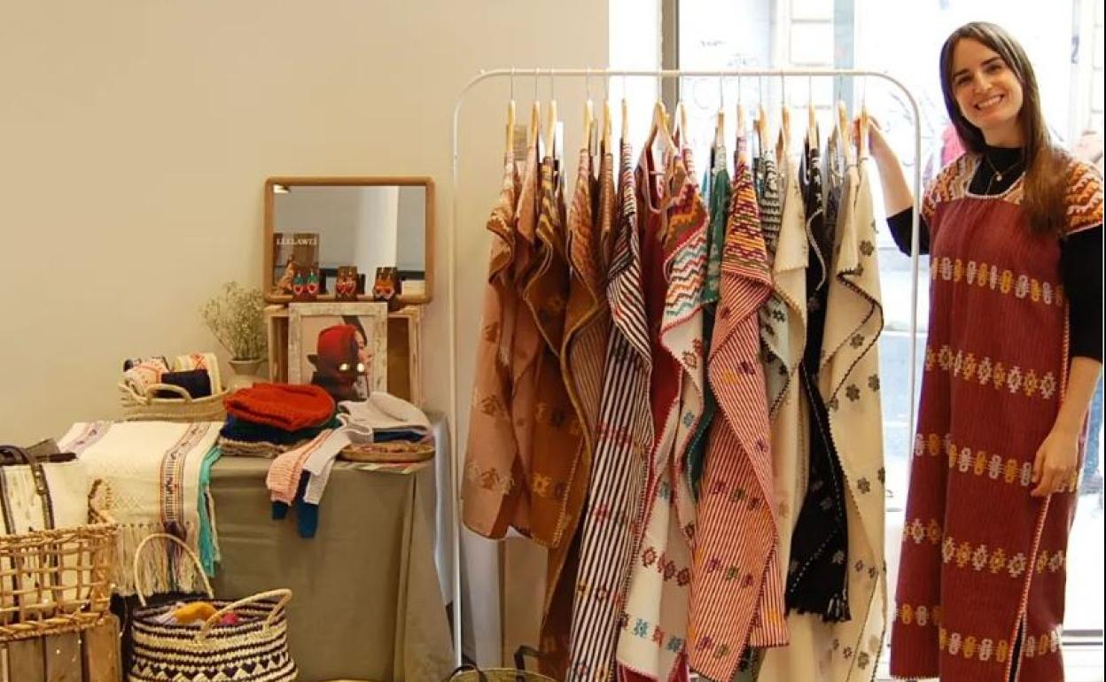 Una tienda efímera de moda, este sábado en una agencia de viajes de Bilbao.