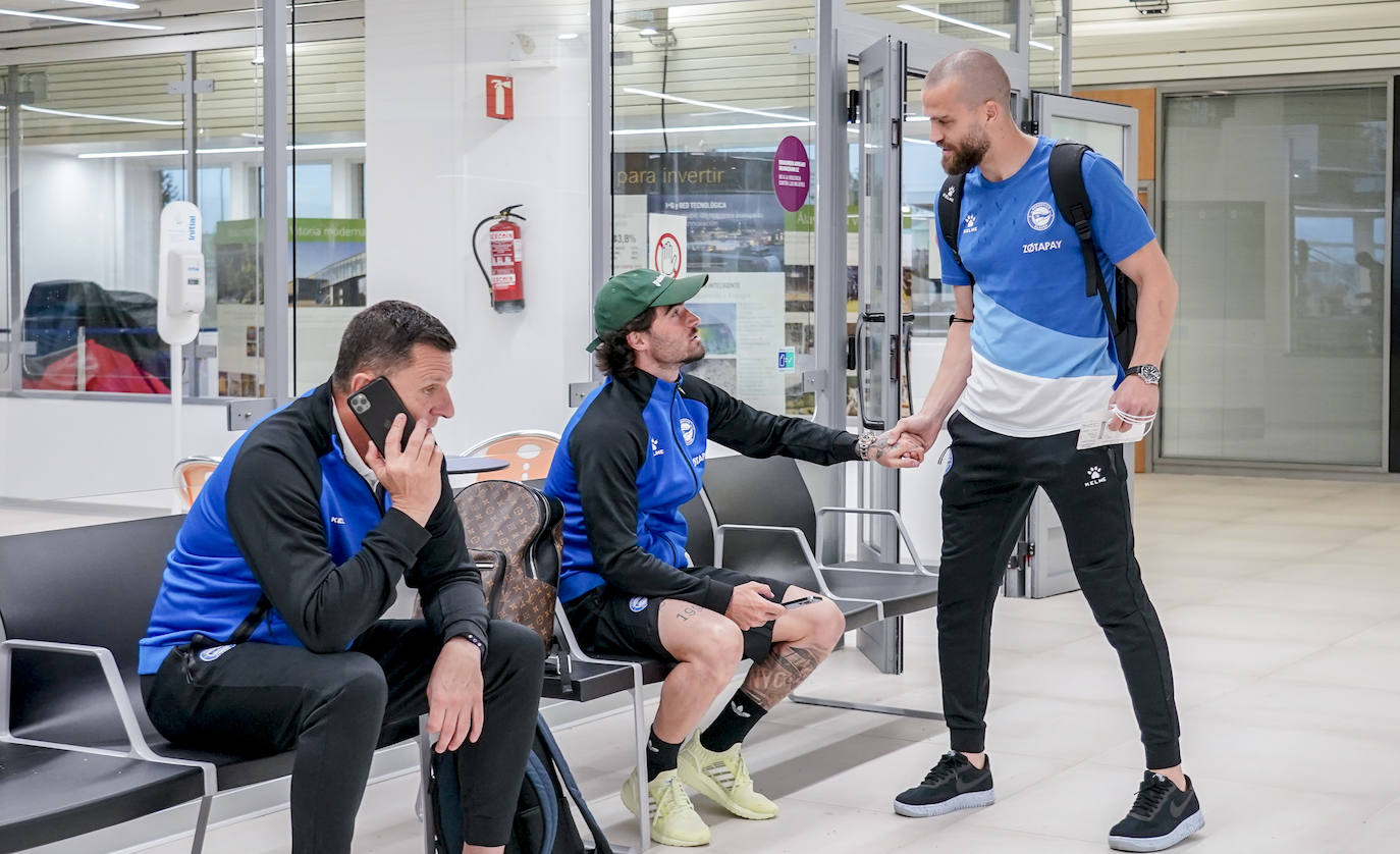 Fotos: El Alavés emprende su viaje a Valencia en el último desplazamiento de la temporada