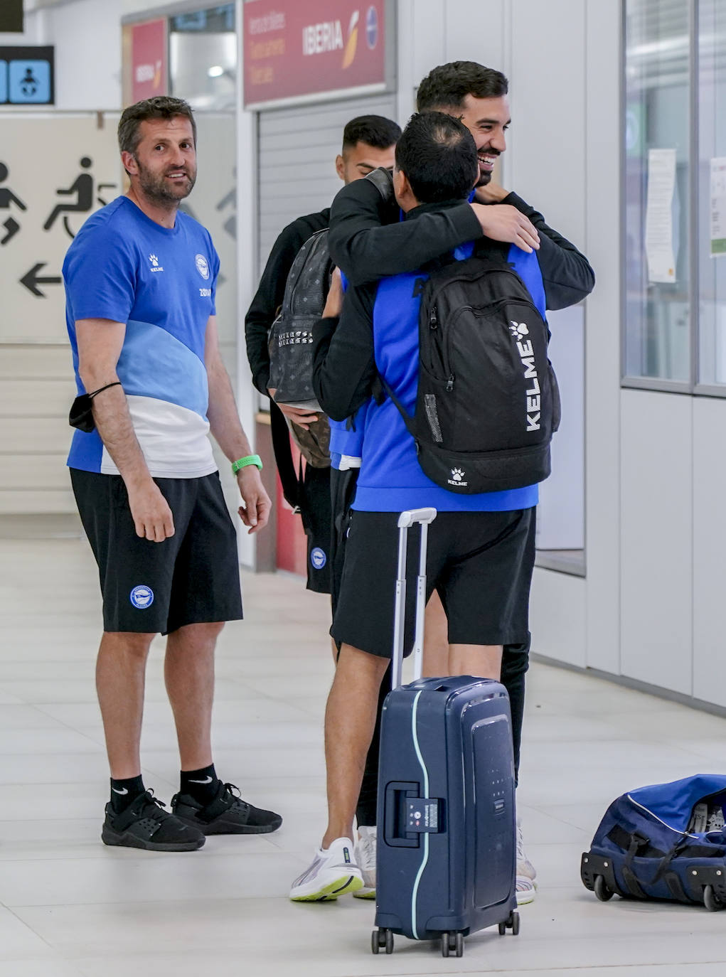 Fotos: El Alavés emprende su viaje a Valencia en el último desplazamiento de la temporada