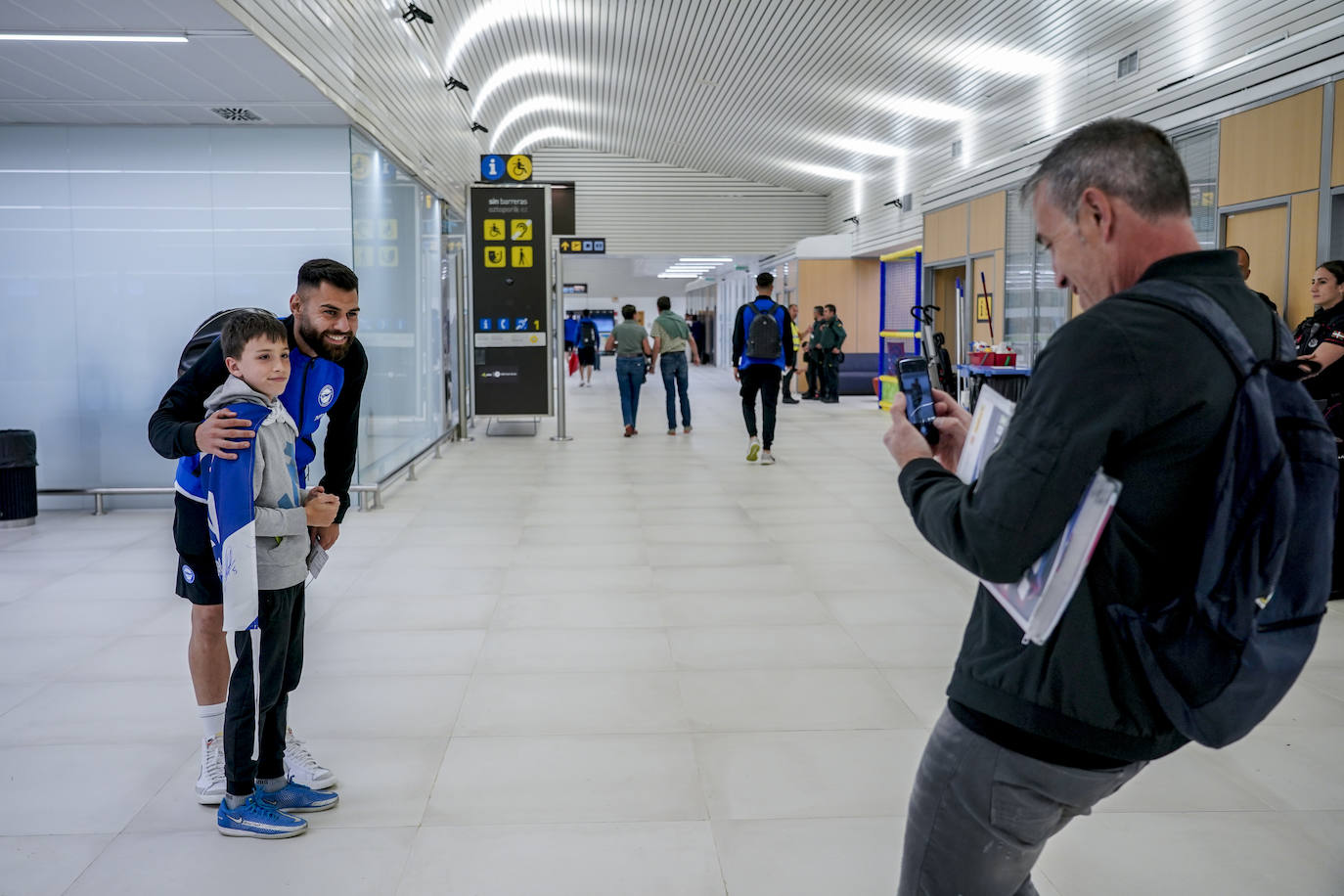 Fotos: El Alavés emprende su viaje a Valencia en el último desplazamiento de la temporada