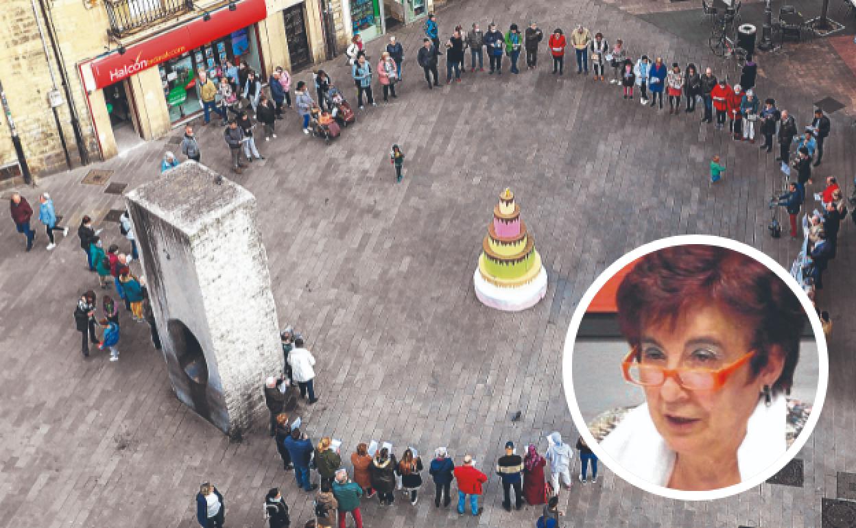  Corrillo con tarta. El día 5 celebraron su encuentro 120 en la plaza General Loma. En el círculo, Juncal Dubrand, la portavoz en Álava. 