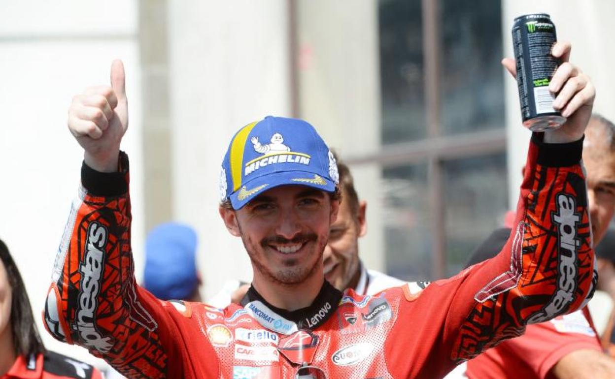 Francesco Bagnaia celebra su pole en Le Mans.