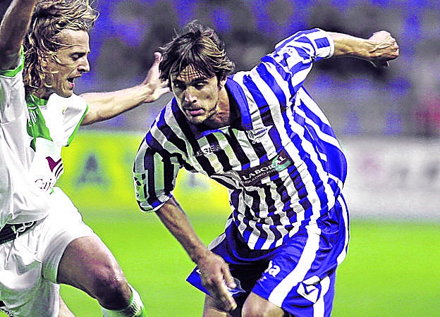 Moral encara a un defensor en la banda de Mendizorroza. 