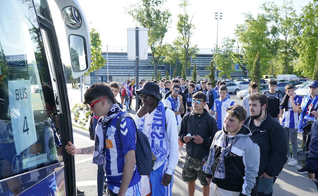 Los albiazules, montando poco a poco en el bus. 