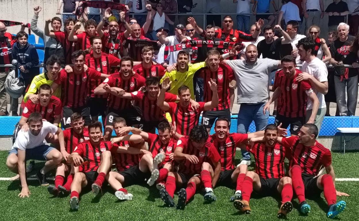 La plantilla celebró la consecución del acceso a los play-off.