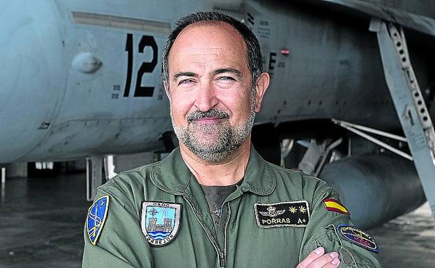 Militares. El teniente coronel Porras y abajo, el capitán Agullo en el barracón de alarma. En la foto de la derecha, el oficial francés Moriau, controlador jefe. 