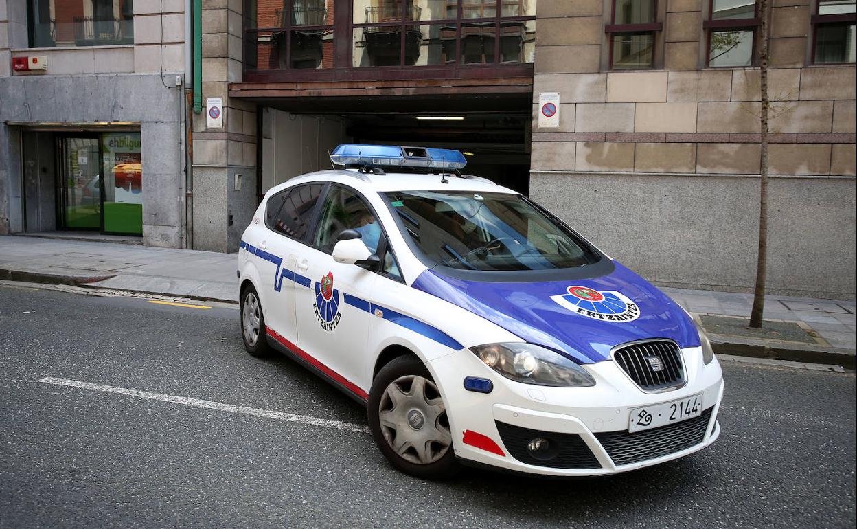 Un coche de la Ertzaintza traslada al detenido por el asesinato de varios gais, en Bilbao.