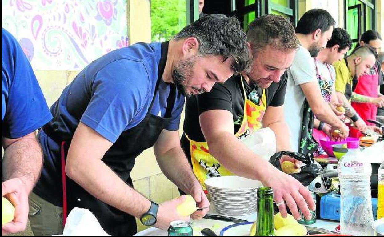 Gabriel Rufián, aplicado participante en un concurso de tortilla de patatas en las fiestas de Irún