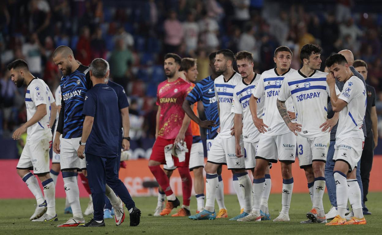 La plantilla, tras certificarse el descenso a Segunda. 
