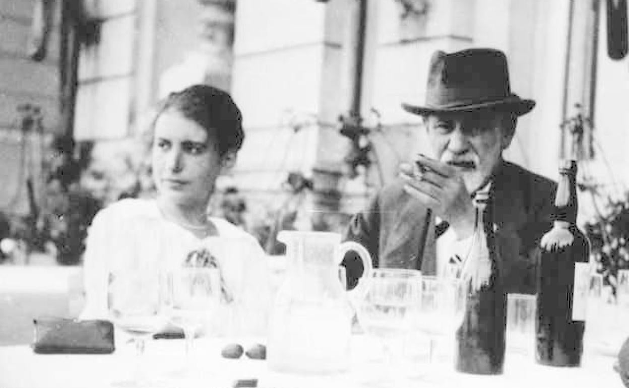 Sigmund Freud con su hija Anna en el VI Congreso Internacional de Psicoanálisis, La Haya, 1920.