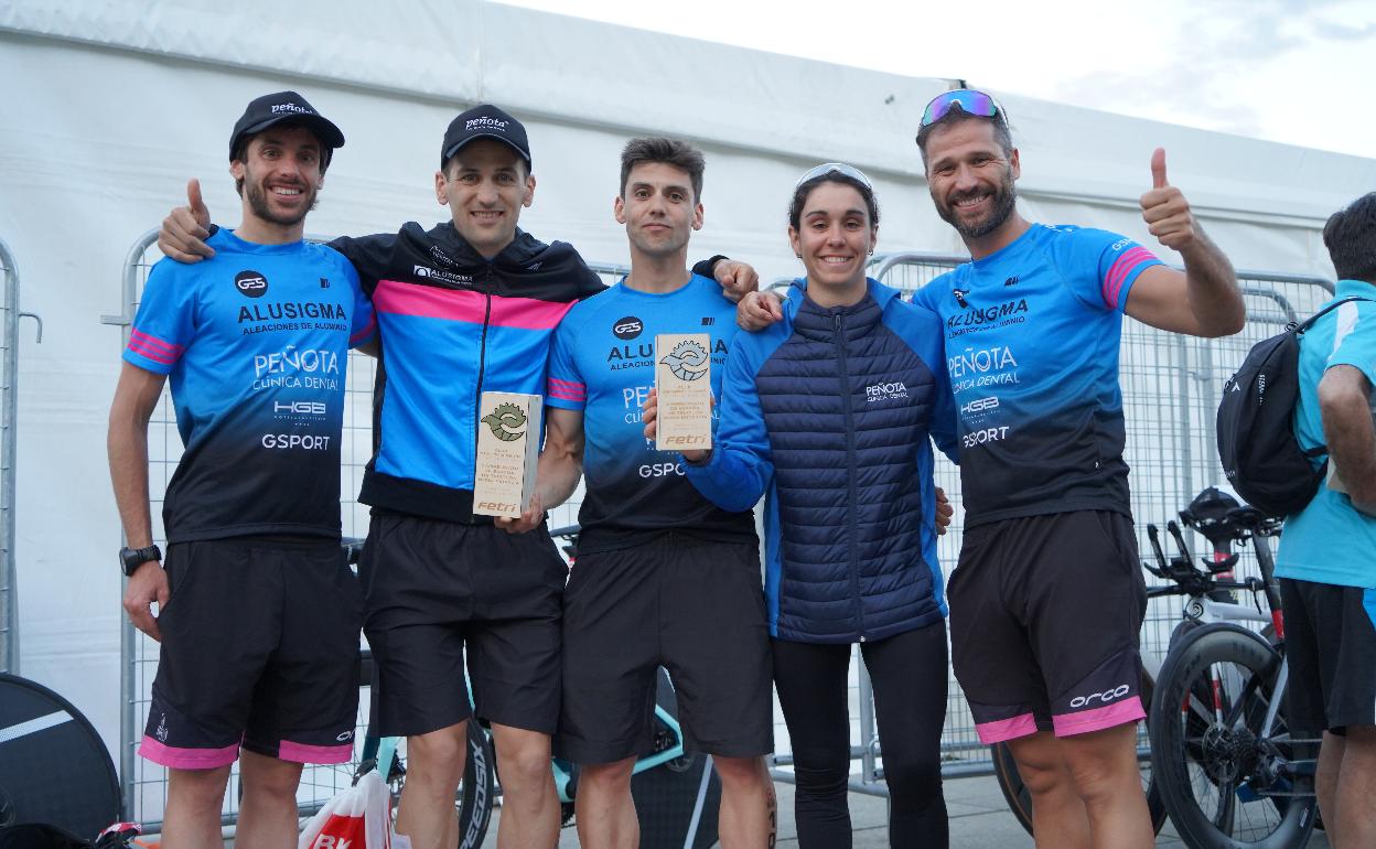 Integrantes del Alusigma Peñota Dental celebran los títulos conseguidos el fin de semana pasado en Pamplona 