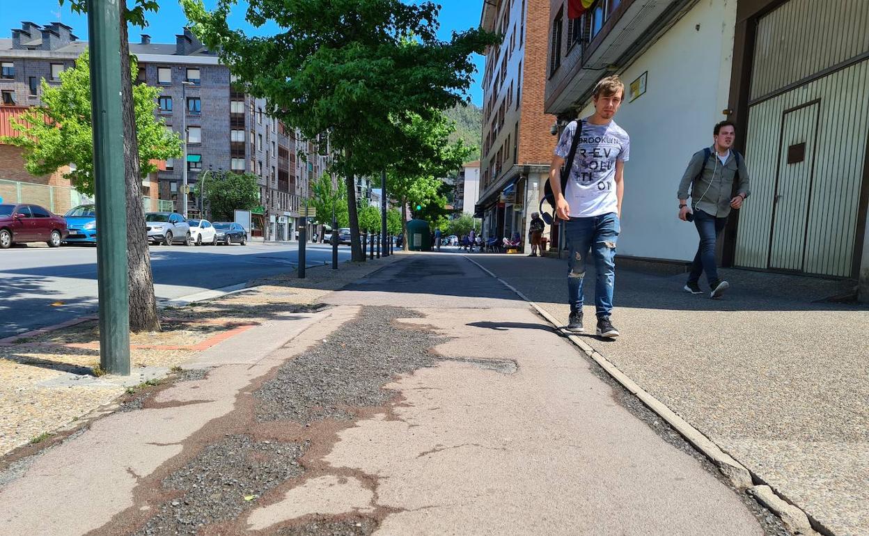 Llodio planea renovar las aceras de Zumalakarregi y el suelo de la plaza