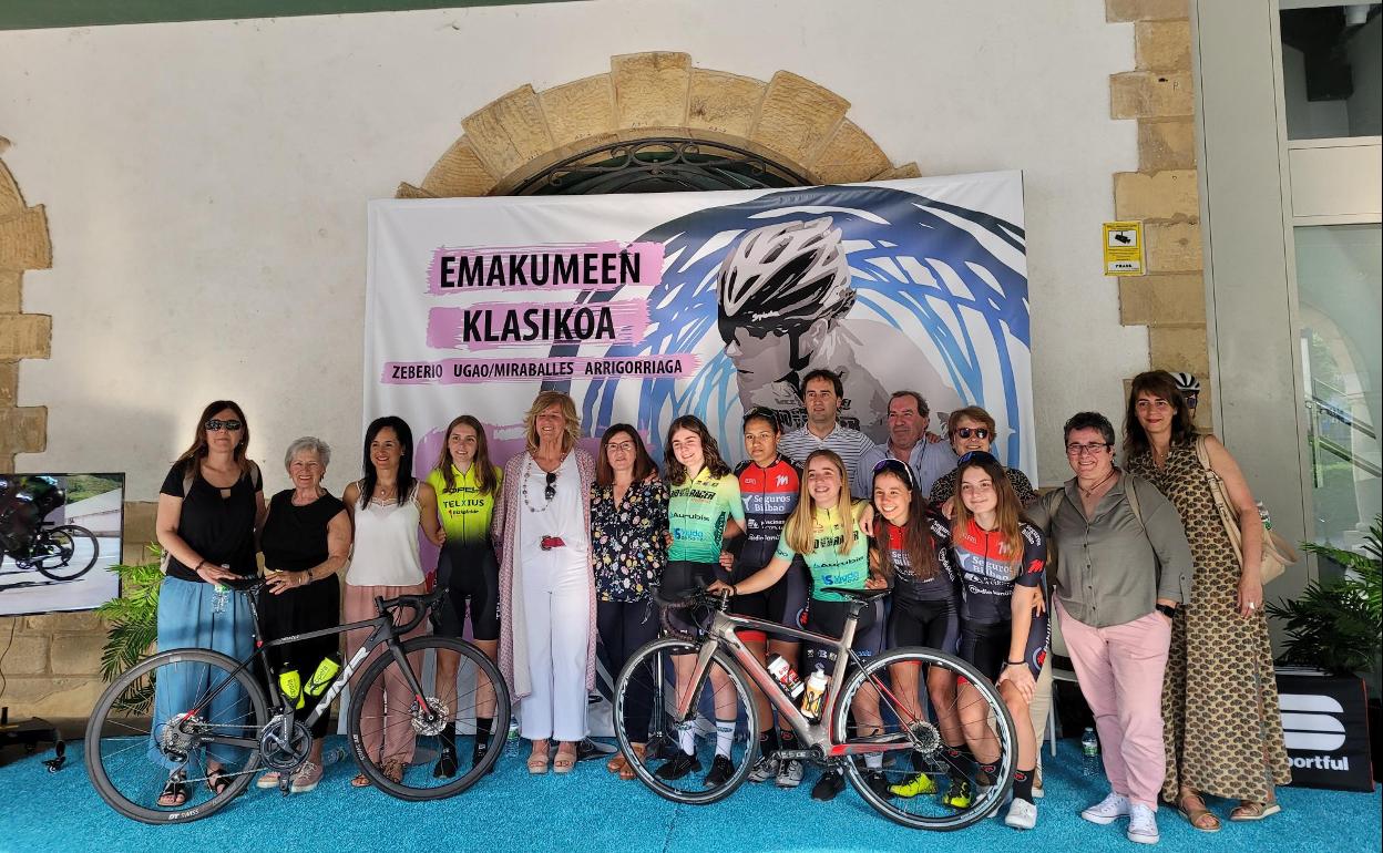 Presentación de la tercera edición de la prueba con los alcaldes de Arrigorriaga, Ugao y Zeberio junto a la directora de Emakunde, Izaskun Landaida./