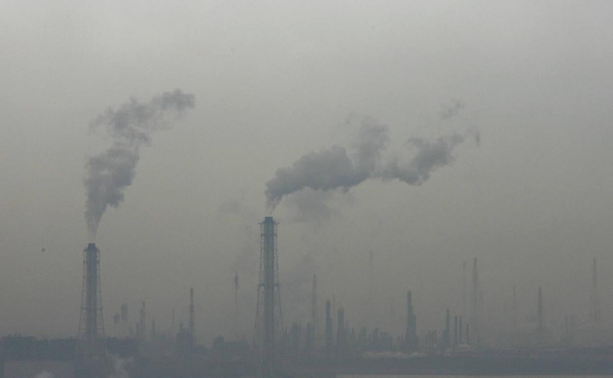 Chimeneas de fábricas de una zona industrial de Chiba, Tokio. 