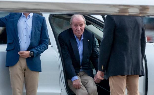 Juan Carlos I tras su llegada al aeropuerto.