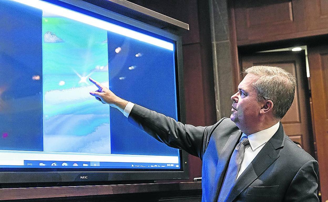 Scott Bray, director de la Inteligencia Naval, muestra un vídeo de un fenómeno aéreo no identificado. 
