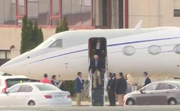 Imagen principal - Arriba. Juan Carlos I, en el momento de bajar del avión. Debajo. El rey emérito, entrando en el coche de Pedro Campos. Juan Carlos I saluda tras aterrizar en Vigo. 