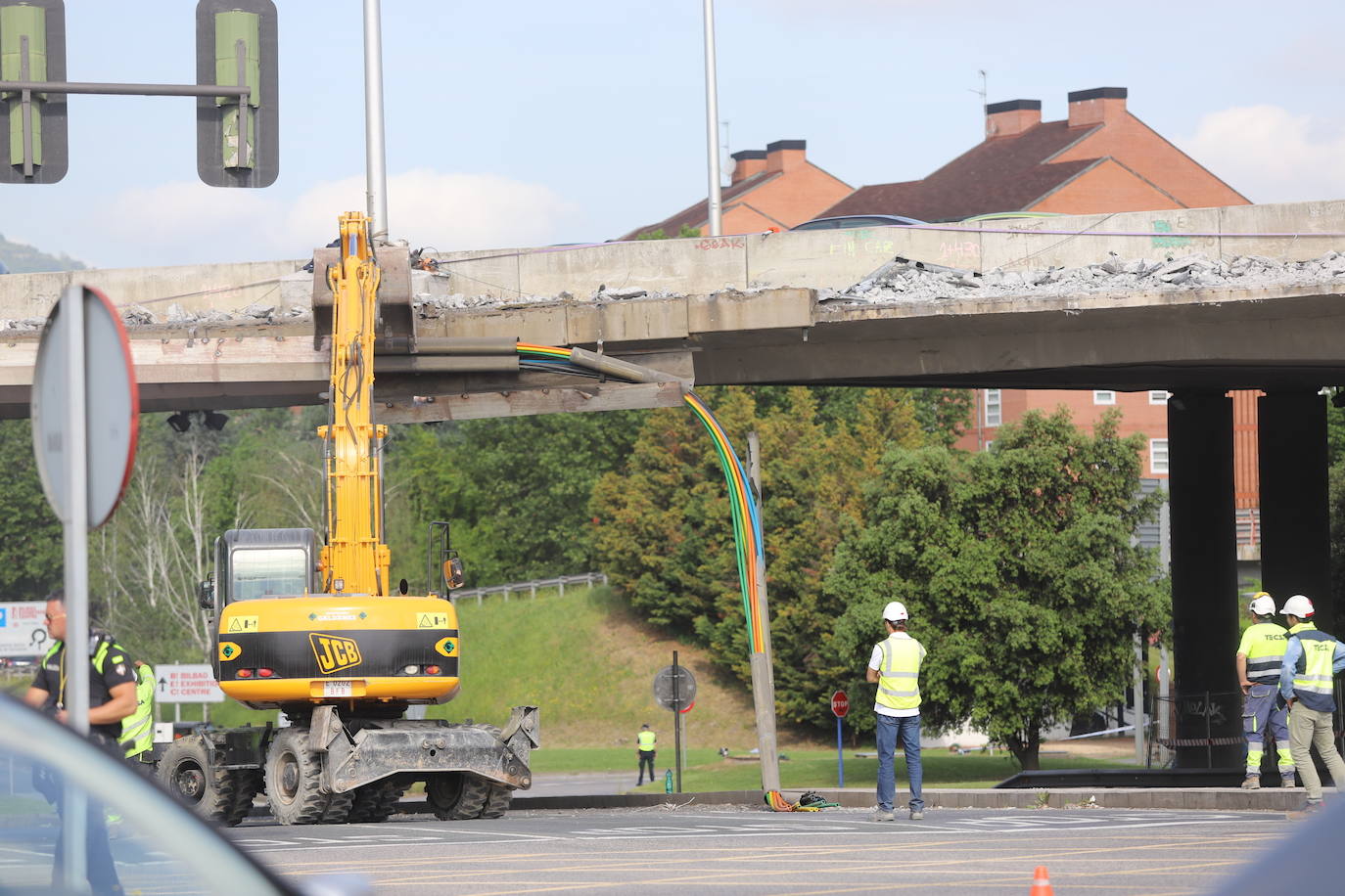 Fotos: Se desprende una pieza de las obras del puente de Rontegi sobre la carretera de Lutxana