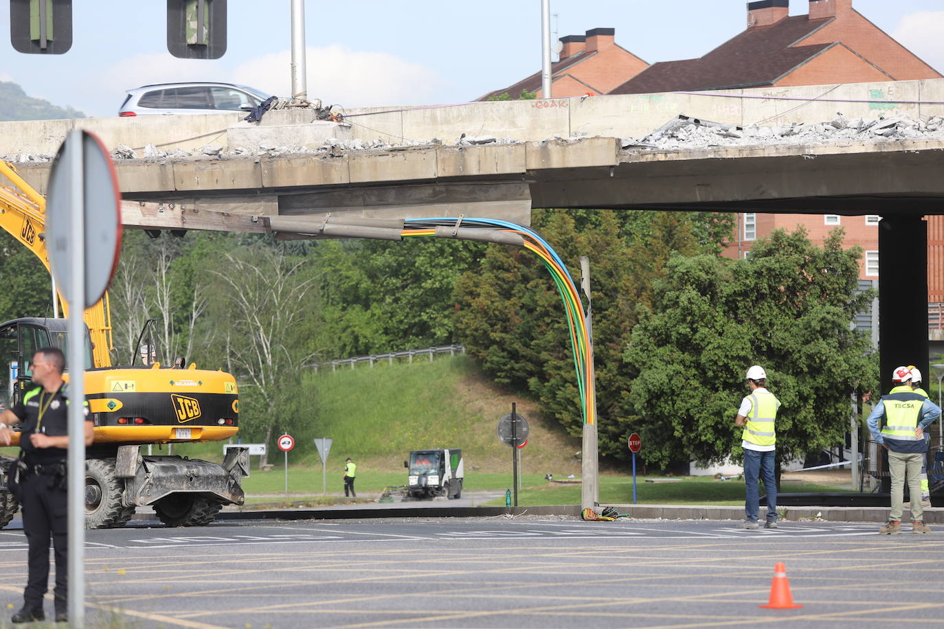 Fotos: Se desprende una pieza de las obras del puente de Rontegi sobre la carretera de Lutxana