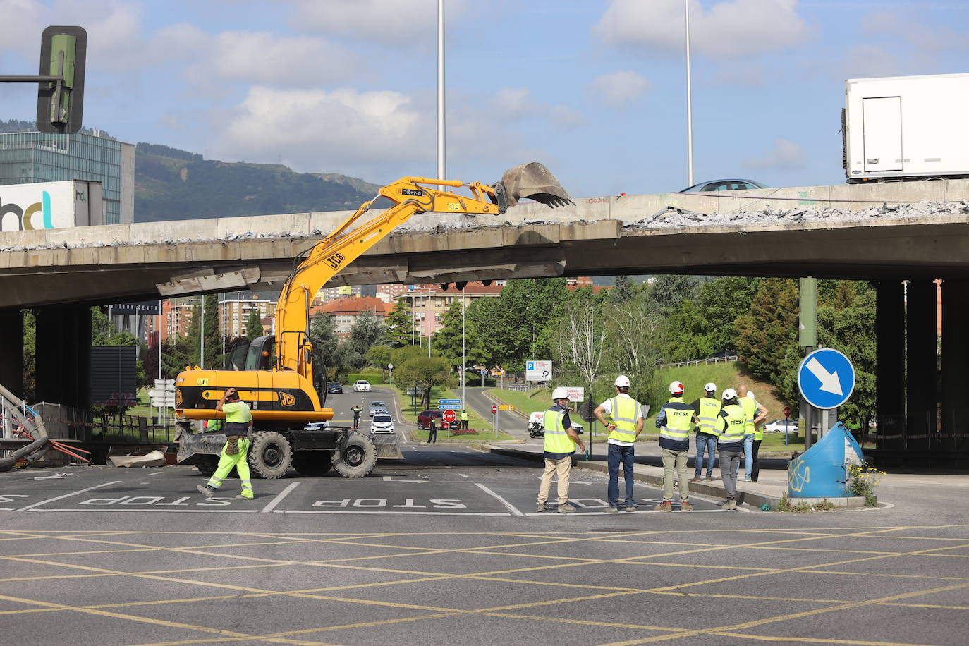 Fotos: Se desprende una pieza de las obras del puente de Rontegi sobre la carretera de Lutxana