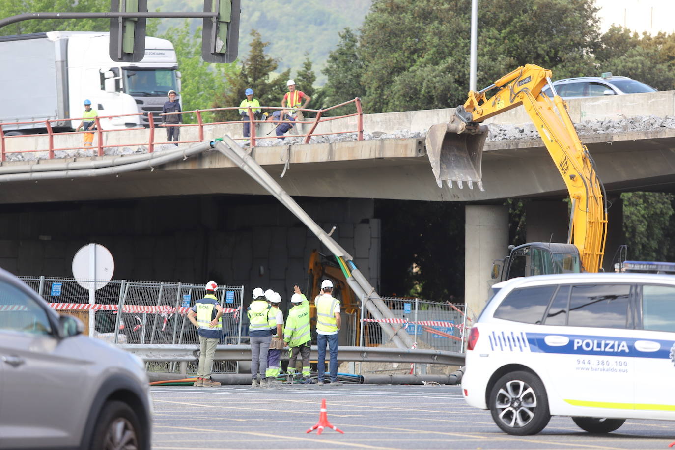 Fotos: Se desprende una pieza de las obras del puente de Rontegi sobre la carretera de Lutxana