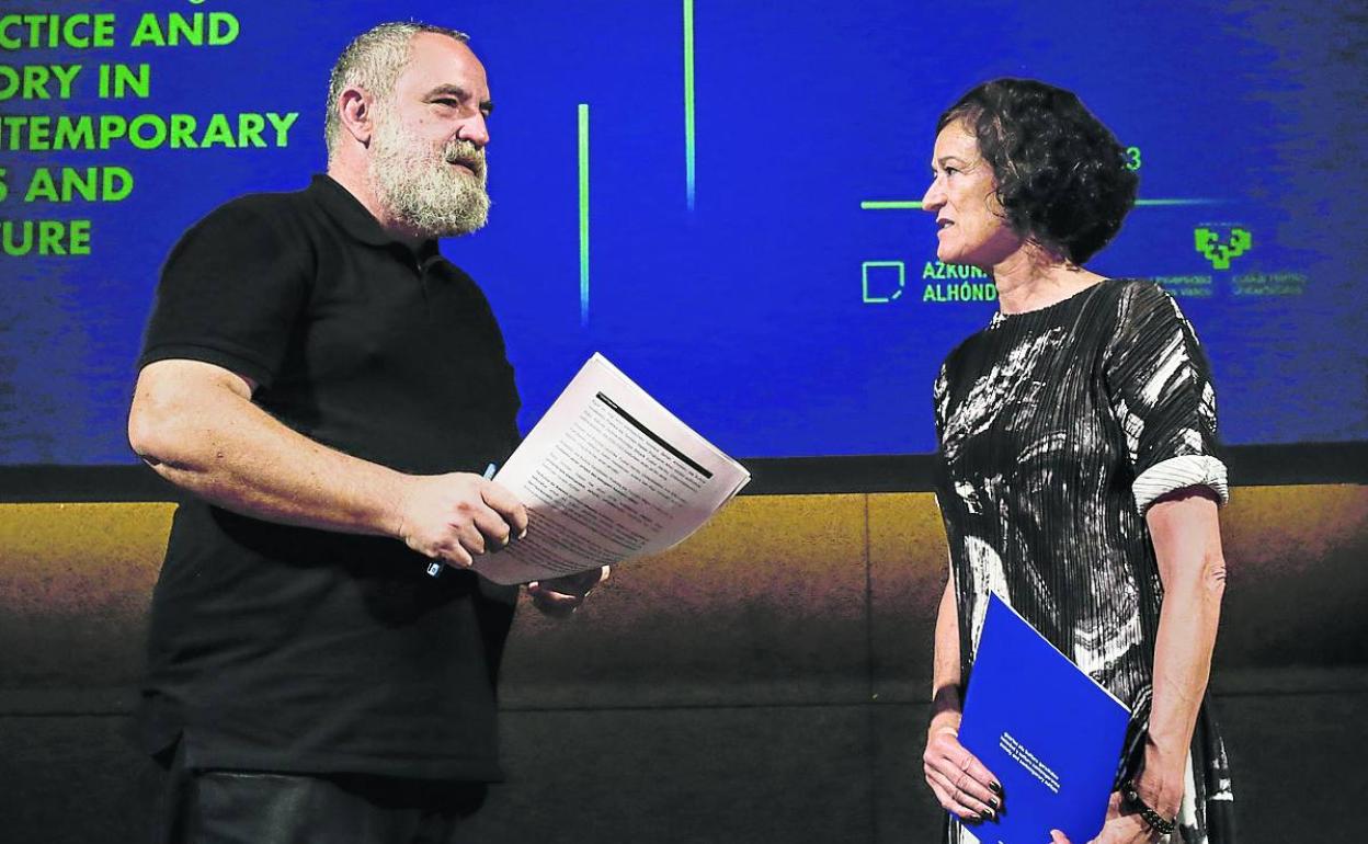 Fernando Pérez, director de Azkuna Zentroa, y Arantza Lauzirika, en la presentación del título. 