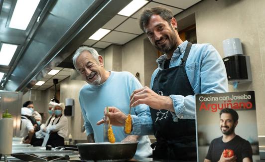 Padre e hijo se afanan en la cocina.