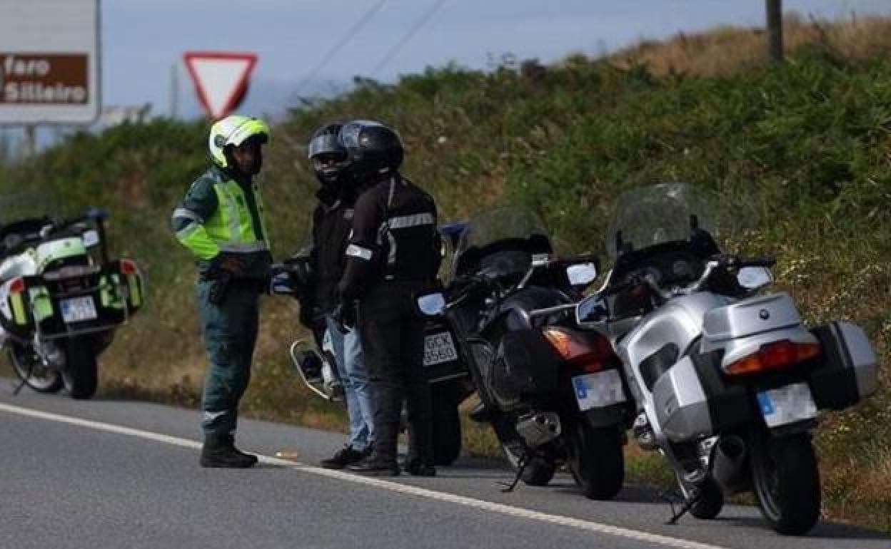 DGT | Multas de Tráfico: Motos camufaldas con agentes de paisano de la Guardia Civil para cazar infracciones