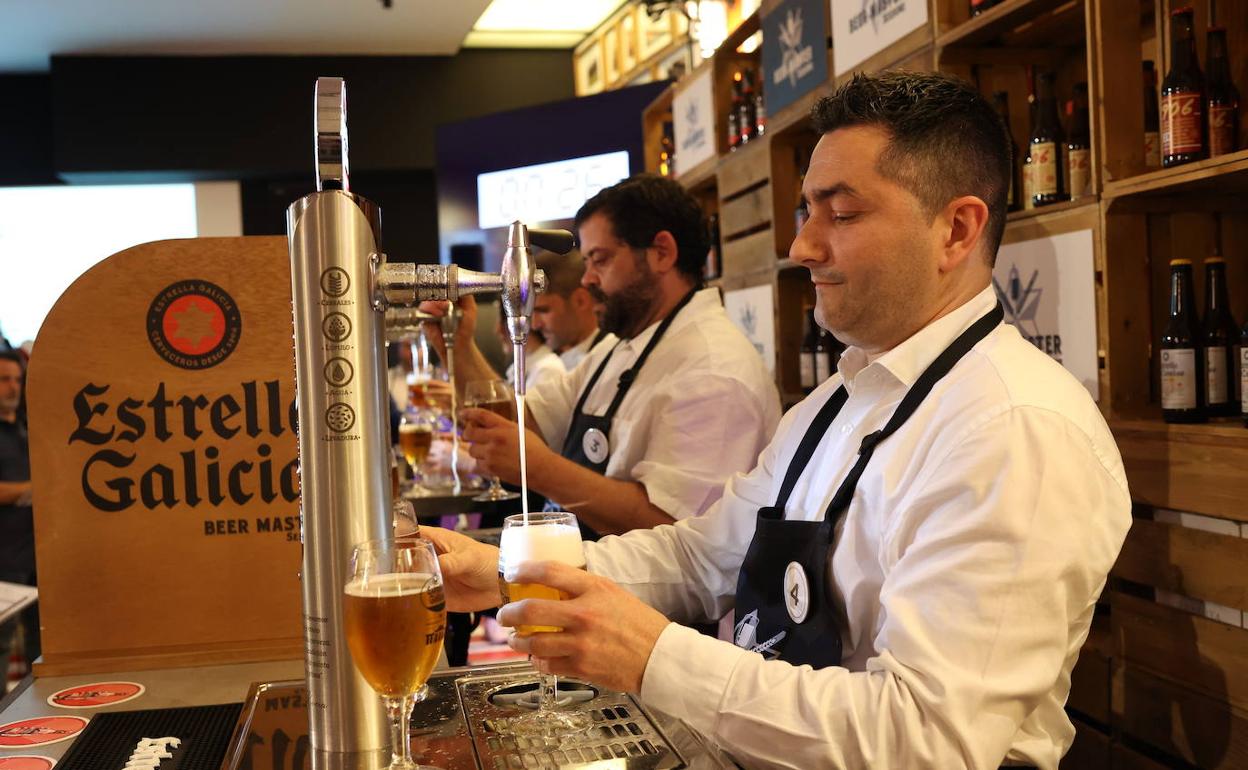 Óscar Garduño tira una cerveza durante la prueba. 