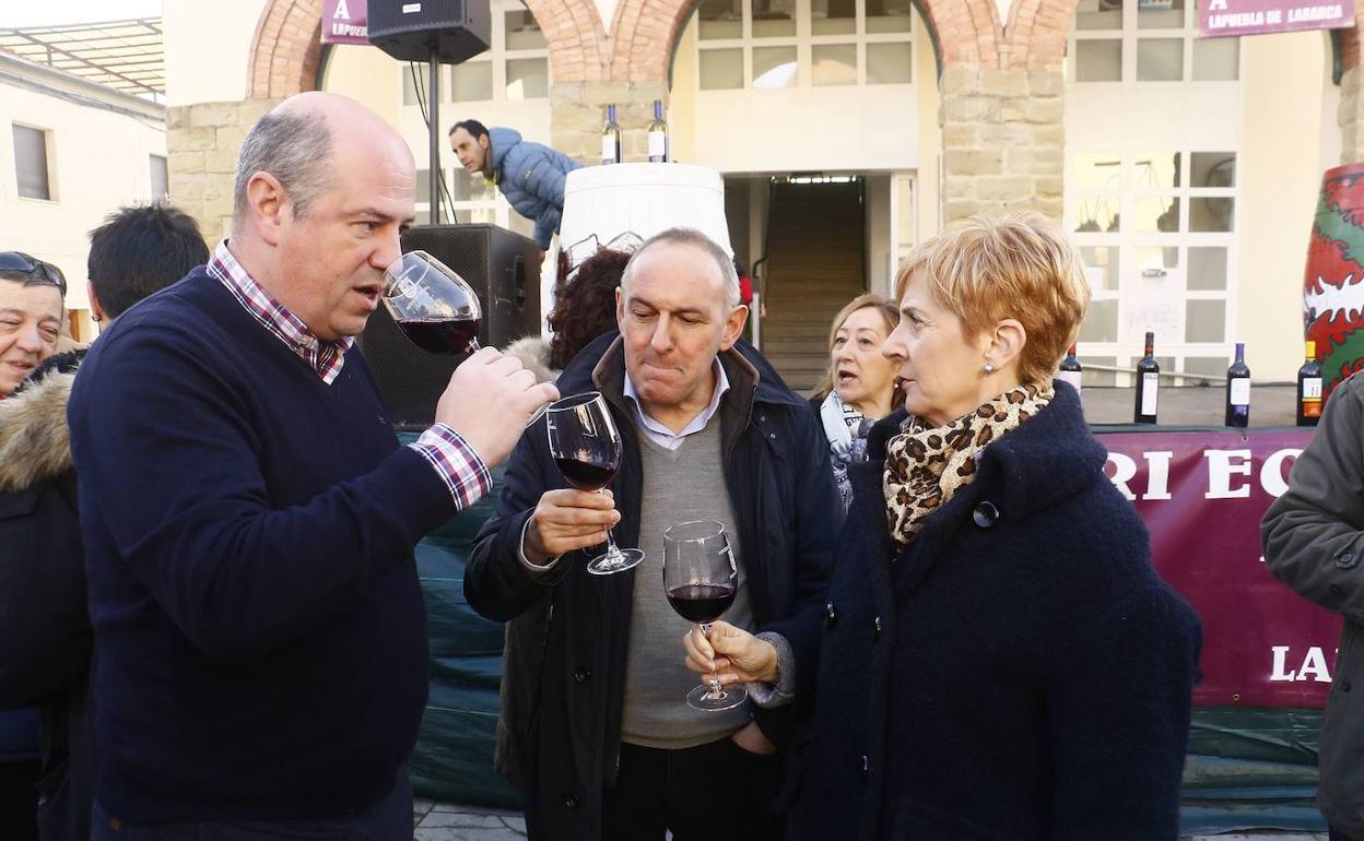 La consejera Tapia, junto a su viceconsejero de Agricultura, Bittor Oroz, y al diputado general de Álava, Ramiro González, en un acto de Archivo en Rioja Alavesa.