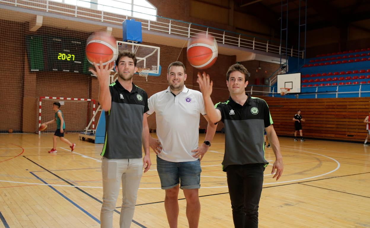 Javi Mazo, Íñigo Núñez y Pablo Albisu en el Polideportivo Mikel Trueba 